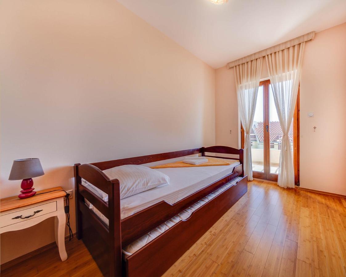 Port Adria Apartments Каменарі Екстер'єр фото