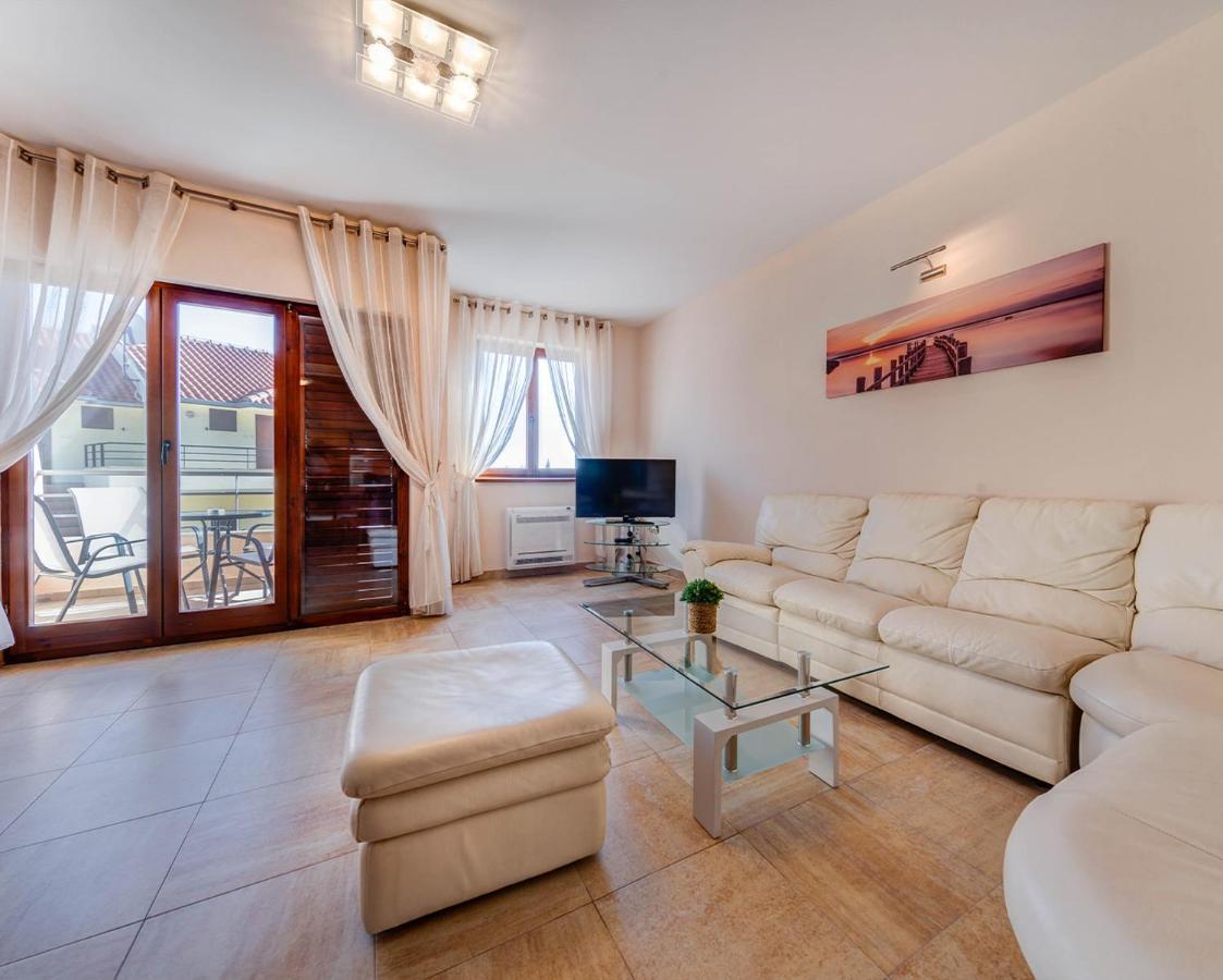 Port Adria Apartments Каменарі Екстер'єр фото